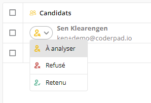 Il y a une liste de candidats et pour l'un d'entre eux, la liste déroulante du statut du candidat est ouverte avec les options : "à revoir", "rejeté", et "réussi".