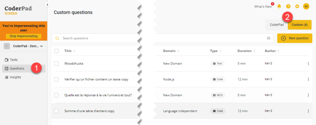 Dans l'interface utilisateur de l'écran, l'onglet des questions est mis en évidence à gauche avec un numéro 1 à côté, et en haut à droite, l'onglet "personnalisé" est mis en évidence avec un numéro 2 à côté.