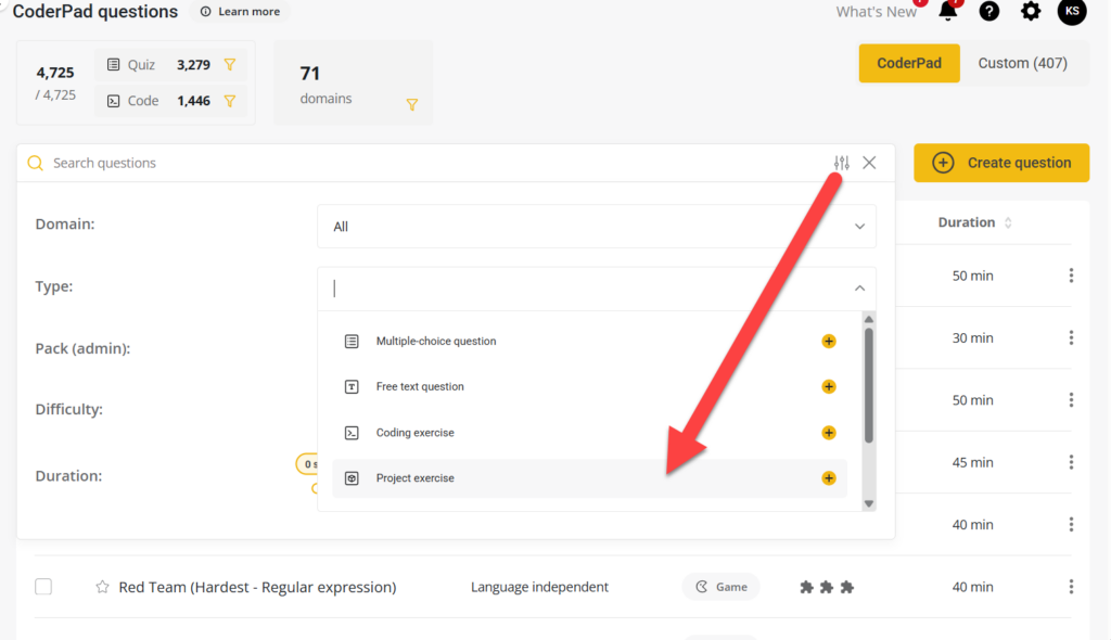 Capture d'écran du tableau de bord des questions de CoderPad montrant les filtres de recherche des questions. Le menu déroulant du filtre "Type" est développé et affiche les options suivantes : Question à choix multiple, Question à texte libre, Exercice de codage et Exercice de projet. Une grande flèche rouge pointe vers l'option "Exercice de projet".
