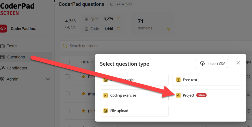 Capture d'écran de l'interface de CoderPad Screen montrant une fenêtre contextuelle intitulée "Sélectionner le type de question". Les options listées sont : Choix multiple, Texte libre, Exercice de codage, Téléchargement de fichier et Projet. L'option "Projet" est identifiée par une étiquette rouge "Nouveau". Une grande flèche rouge pointe directement vers l'option "Projet".